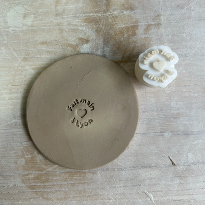 Tampon - Fait main à [Nom de ta ville]