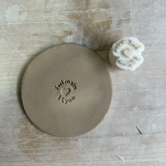 Tampon - Fait main à [Nom de ta ville]