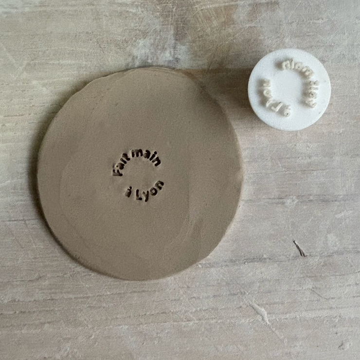 Tampon - Fait main à [Nom de ta ville]