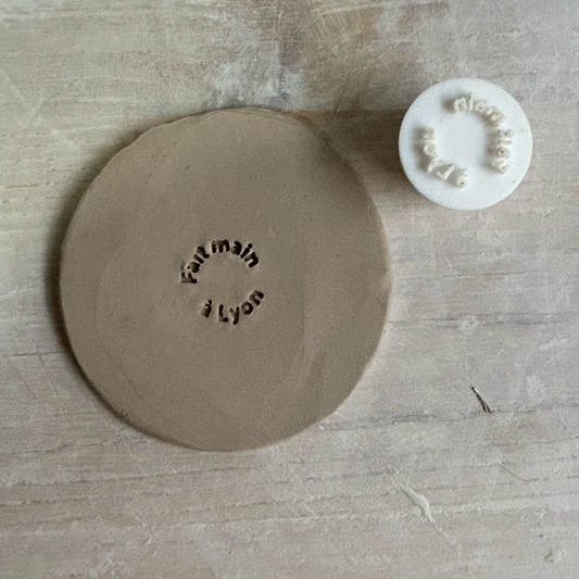 Tampon - Fait main à [Nom de ta ville]