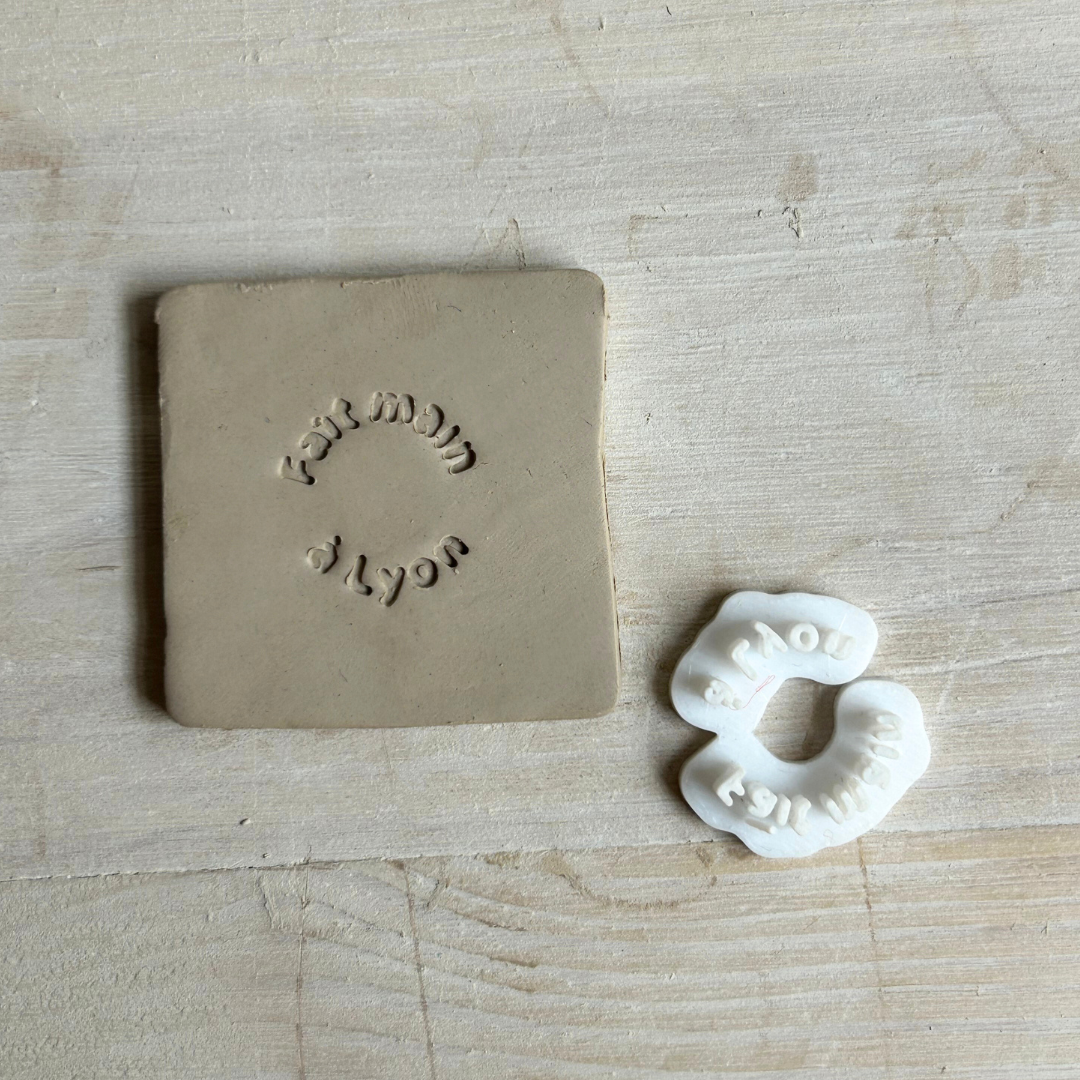 Tampon - Fait main à [Nom de ta ville]